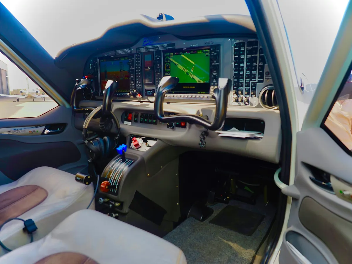 Flight deck of a single-engine aircraft with control yoke and glass displays
